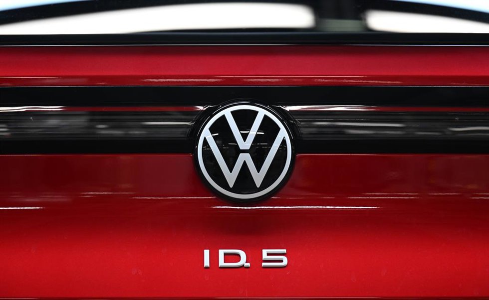 Archivo - 27 January 2022, Saxony, Zwickau: An ID.5 rolls down the line at Volkswagen's plant in Zwickau. At the turn of the year, production of the new ID.5 model began at the Saxon plant; it is the sixth pure electric vehicle to be manufactured here. 