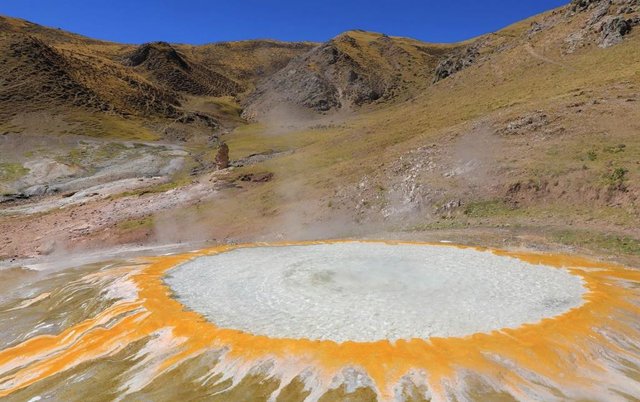 En la imagen se muestra un caldero que brota continuamente de agua casi hirviendo, uno de una docena que abarca un campo geotérmico de 40.000 m2 en Mangra, en el sur del Tíbet.