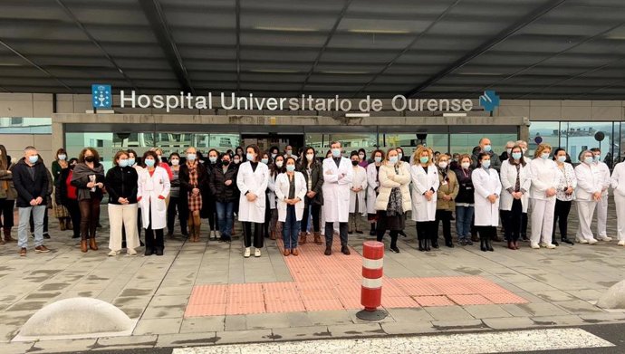 Concentración en Ourense en repulsa por el bombardeo de hospitales y centros de salud en Ucrania.