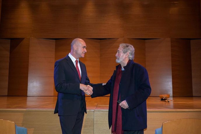 El alcalde de Sevilla, Antonio Muñoz, se reúne con el músico Jordi Savall antes de la inauguración del FeMS.