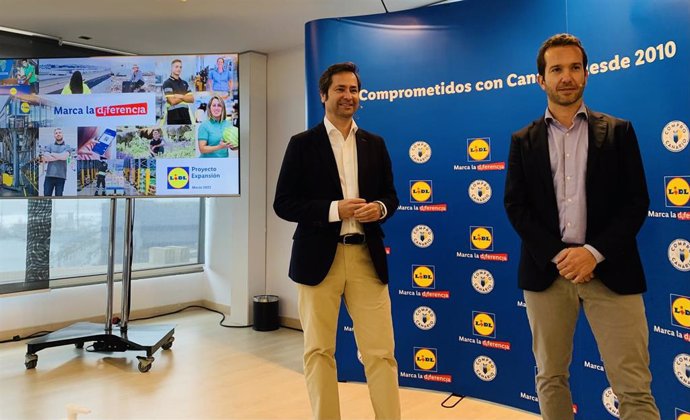 El gerente de Inmuebles de Lidl, Daniel Picazo, junto al director de Lidl en Canarias, Luis González, antes del inicio del desayuno informativo en Las Palmas de Gran Canaria