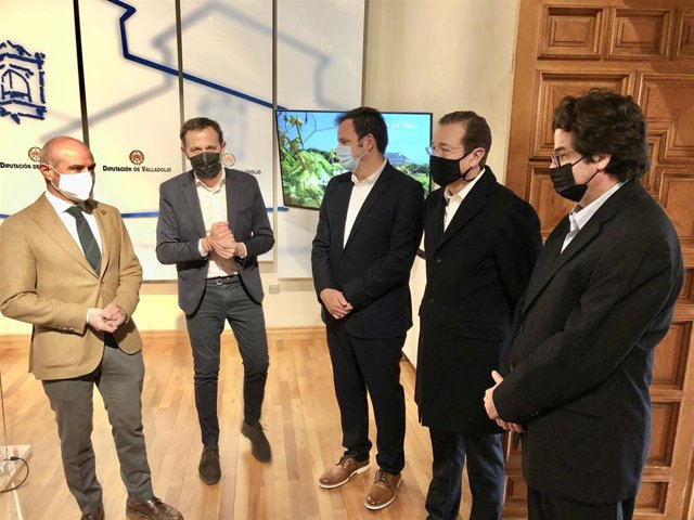 Víctor Caramanzana y Conrado Íscar (primero y segundo por la izquierda) posan junto a representantes de la delegación mexicana que ha visitado la provincia.