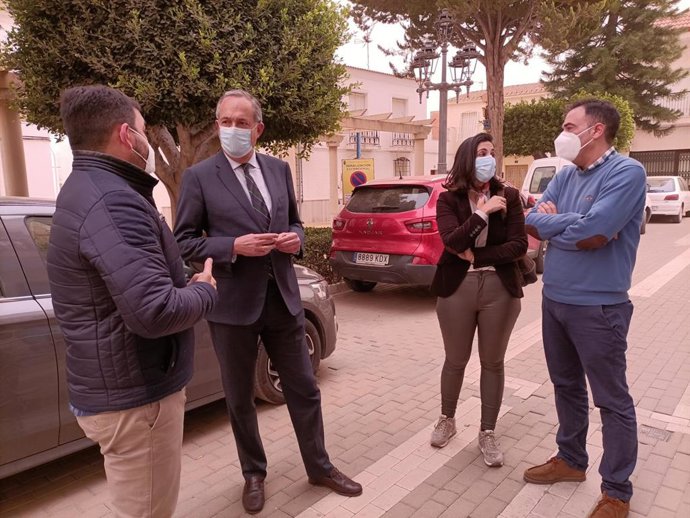 El delegado de Turismo se reúne con el alcalde de Antas y miembros de la corporación para conocer los proyectos de digitalización turística.