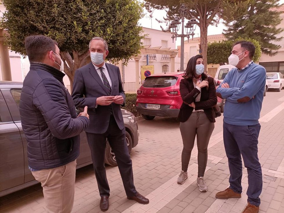 El delegado de Turismo se reúne con el alcalde de Antas y miembros de la corporación para conocer los proyectos de digitalización turística.