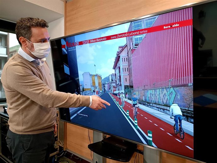 Jon Andoni Uria muestra una infografía del proyecto de Bidegorri que unirá Barakaldo con Bilbao.
