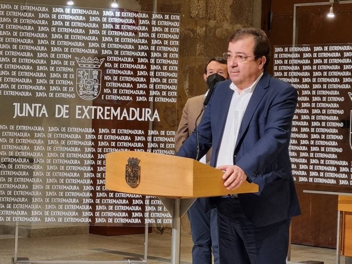 El presidente de la Junta de Extremadura, Guillermo Fernández Vara, en rueda de prensa