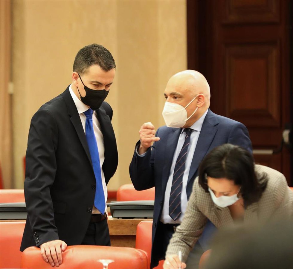 El portavoz del Grupo Socialista en el Congreso de los Diputados, Héctor Gómez,(i) y el secretario de Estado de Relaciones con las Cortes, Rafael Simancas.