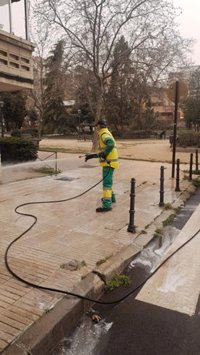 Madrid aumenta baldeos en un dispositivo especial de limpieza para eliminar el polvo sahariano acumulado en las calles