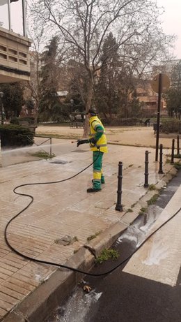 Alcorcón refuerza las tareas de limpieza viaria con agua para hacer frente a la calima