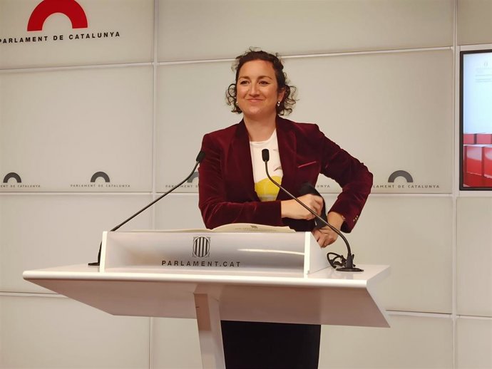 La portavoz del PSC en el Parlament, Alícia Romero, en rueda de prensa en la Cámara.