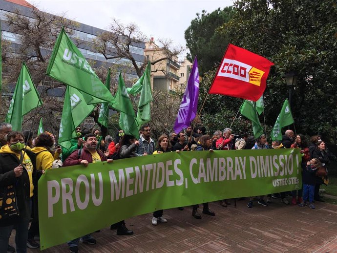 La manifestación de la primera jornada de huelga educativa en Barcelona llega a la Conselleria de Educación