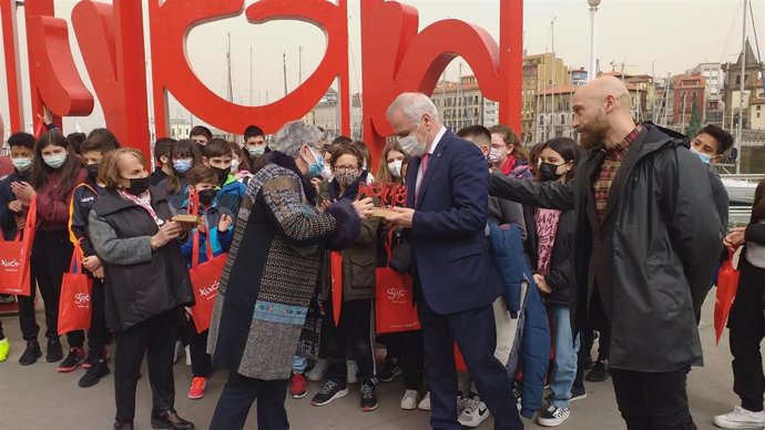 El presidente de Femetal, Guillermo Ulacia, recibe una estatuilla de manos de la alcaldesa de Gijón, Ana González, junto a la ex regidora Paz Fernández Felgueroso, por impulsar  hace 11 años 'Las Letronas', ubicadas en los jardines de la Reina