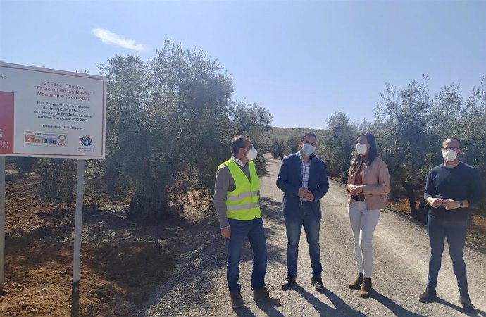 Olmo (segundo por la izda.), en su visita a Monturque.