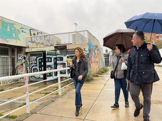 Sanz visita los alrededores de la Estación Plaza de Armas en compañía de vecinos para comprobar su estado.