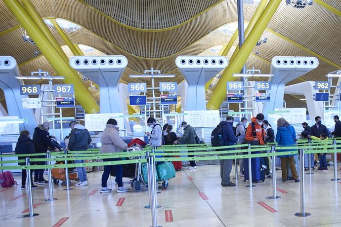 Archivo - Varias personas con maletas en el aeropuerto Adolfo Suárez, Madrid-Barajas.