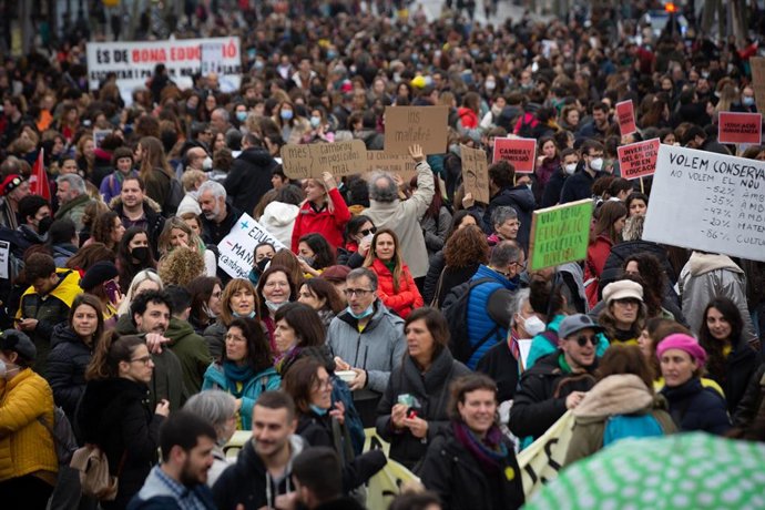 Manifestantes sostienen carteles y pancartas en la manifestación durante el primer día de huelga educativa en Cataluña en el barrio de Sants, a 15 de marzo de 2022, en Barcelona