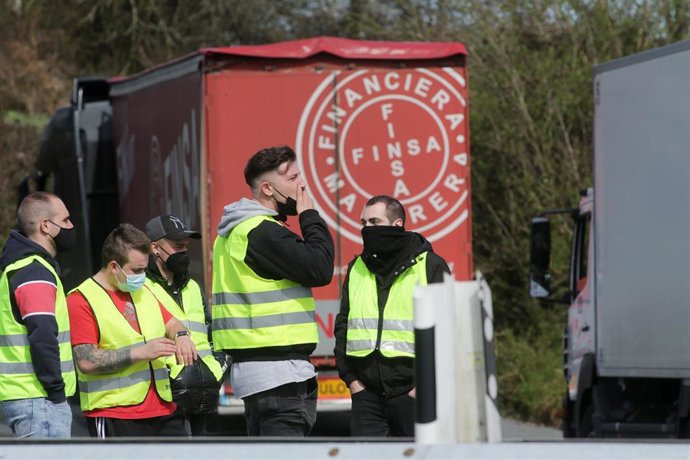 Varios transportistas participan en una huelga indefinida del transporte de mercancías