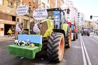 Blanco pide a los transportistas en huelga que dejen recoger la leche de los ganaderos cántabros