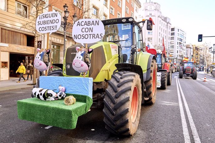 Manifestantes y tractores en una protesta en Santander por el precio de la leche y la subida de los costes de producción.