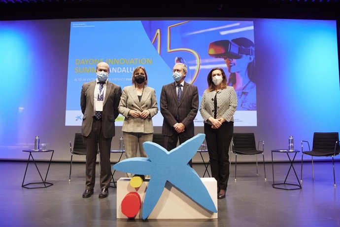 El consejero de Economía, Rogelio Velasco, (2d) junto a la Delegada Terrirorial de Caixa, María Jesús Catalá, (2i) durante los Premios EmprendeXXI en CaixaForum, a 15 de marzo de 2022 en Sevilla (Andalucía, España)