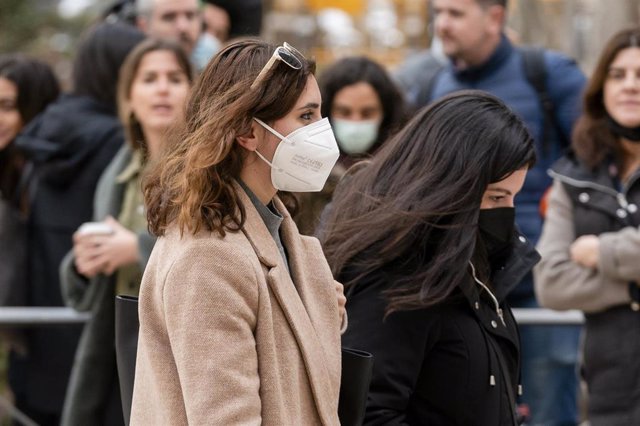 La ex asesora de Podemos Dina Bousselham (i) a su llegada para declarar en el caso que investiga el presunto robo de su móvil en el marco del caso Villarejo, en la Audiencia Nacional.