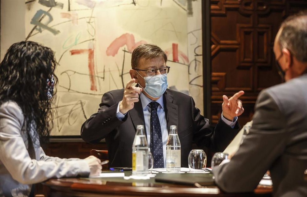El presidente de la Generalitat, Ximo Puig (c), interviene durante la reunión con los sindicatos, en el Palau de la Generalitat, a 14 de marzo de 2022, en Valencia, Comunidad Valenciana (España). 