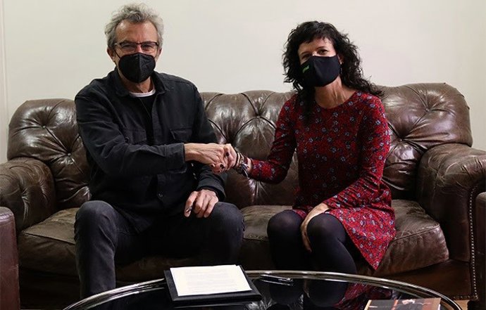 El presidente de la Academia, Mariano Barroso, y la directora de Comunicación, Fundraising, Transformación Digital de Greenpeace, Edurne Rubio, en la firma del acuerdo.