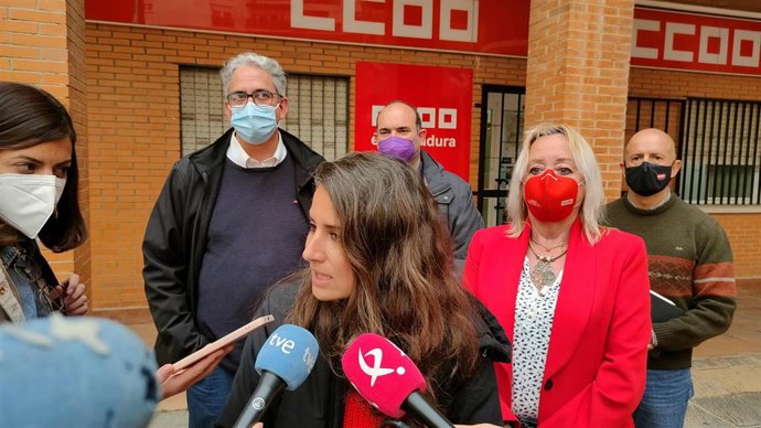 Irene de Miguel atiende a los medios antes de reunirse con Encarna Chacón, detrás de ella.