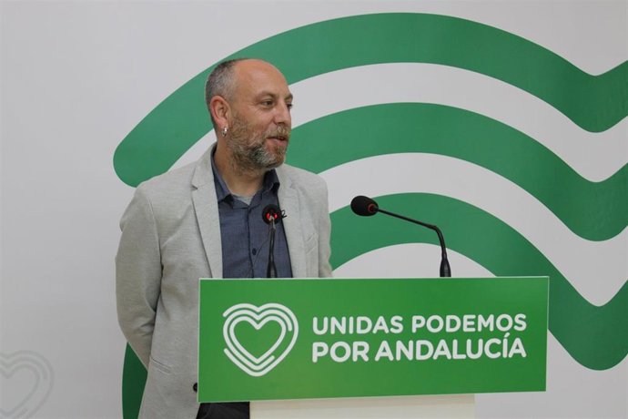 El portavoz de Unidas Podemos por Andalucía y portavoz de la Dirección Colegiada de IU Andalucía, Ernesto Alba, en rueda de prensa