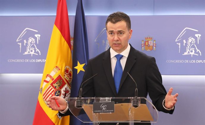 El portavoz del Grupo Socialista en el Congreso de los Diputados, Héctor Gómez, ofrece una rueda de prensa después de participar en la Junta de Portavoces en el Congreso de los Diputados, a 15 de marzo de 2022, en Madrid (España).