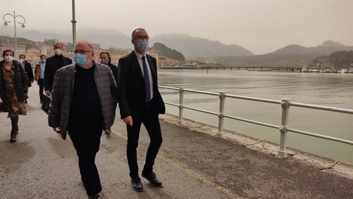 El consejero de Salud, Pablo Fernández, en Ribadesella.