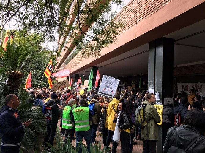 Manifestación ante la Conselleria de Educación