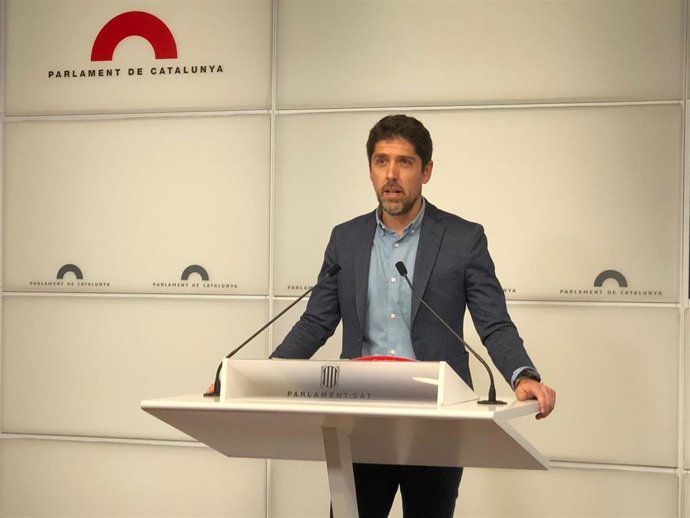 El portavoz de los comuns en el Parlament, David Cid, en rueda de prensa en la Cámara catalana