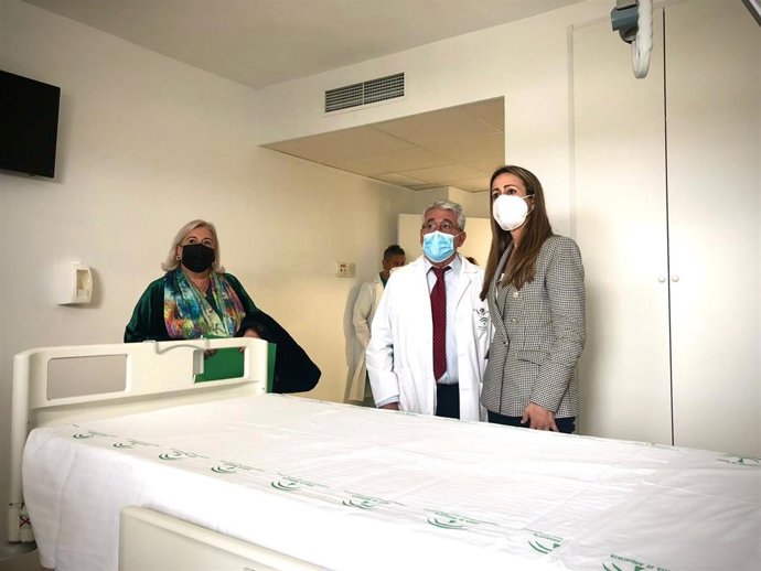 La delegada del Gobierno de la Junta en Huelva visita las obas finalizadas del Hopsital Infanta Elena.