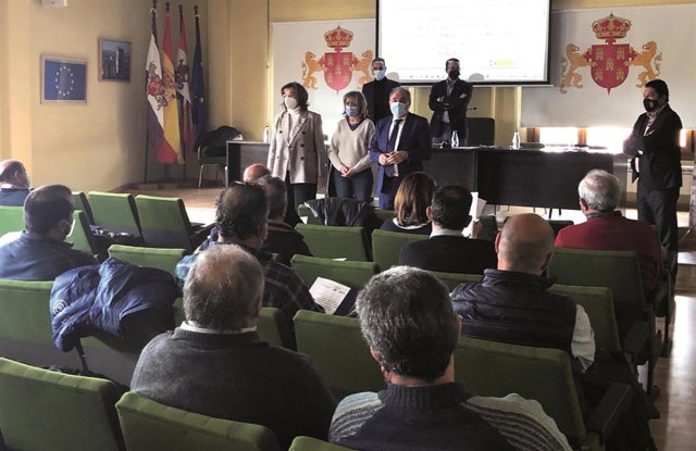 Reunión de la presidenta de la Diputación, Ángeles Armisén, con alcaldes de la zona del Cerrato.