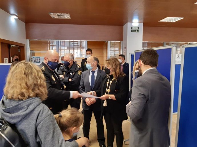 La delegada del Gobierno en Aragón, Rosa Serrano, visita a las dependencias de la Brigada Provincial de Extranjería y Fronteras, con motivo de la llegada de refigiuado ucranianos