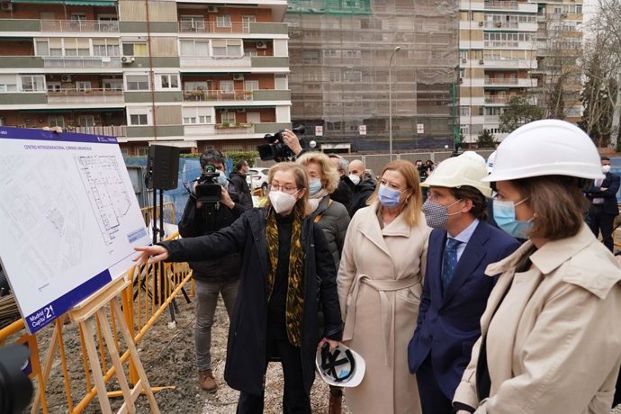 El alcalde de Madrid  visita las obras del primer Centro Intergeneracional de Arganzuela, acompañado de la delegada de Obras y Equipamientos y de la concejala del distrito