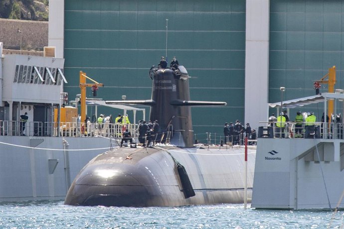 Archivo - El submarino S-81 Isaac Peral durante su puesta a flote, después de salir del astillero de Navantia, a 7 de mayo de 2021, en Cartagena, Murcia (España).