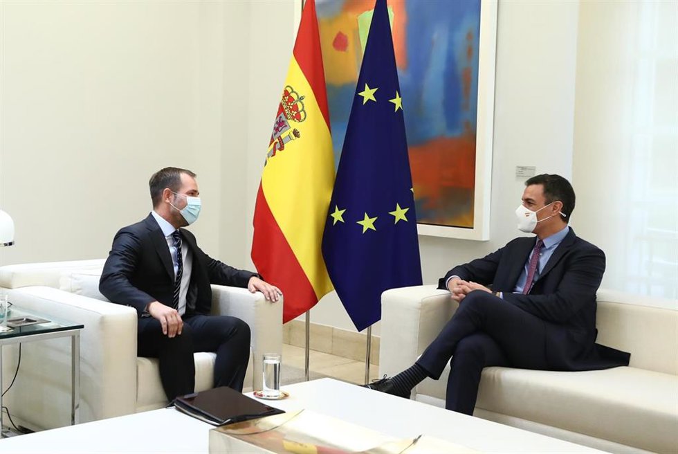 (I-D) El vicepresidente de Meta, Javier Olivá, y el presidente del Gobierno, Pedro Sánchez, durante una reunión celebrada este martes 15 de marzo en el Palacio de la Moncloa para analizar posibles inversiones en España de la empresa