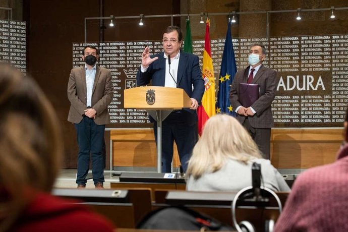 El presidente de la Junta, Guillermo Fernández Vara, junto al presidente de la Fempex, Francisco Buenavista, y el presidente del Consejo Extremeño del Movimiento Europeo, Alejandro Cercas