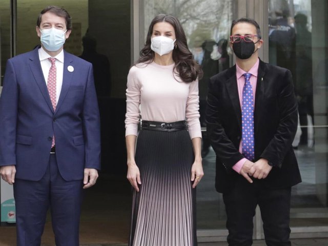 La Reina Letizia, a su llegada al Auditorio Ciudad de León posando con las autoridades locales