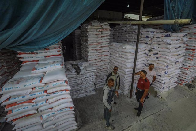 Sacos de harina acumulados en Bagdad