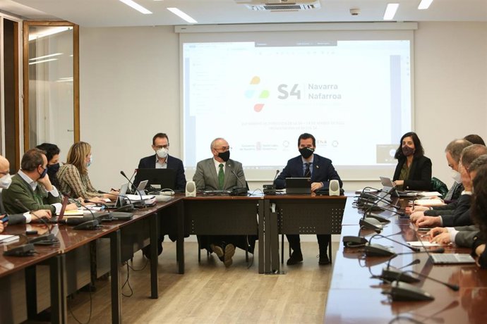 De izquierda a derecha, Luis Goñi de Sodena, el consejero Cigudosa, el consejero Mikel Irujo y la directora general, Uxue Itoiz, en un momento de la reunión.