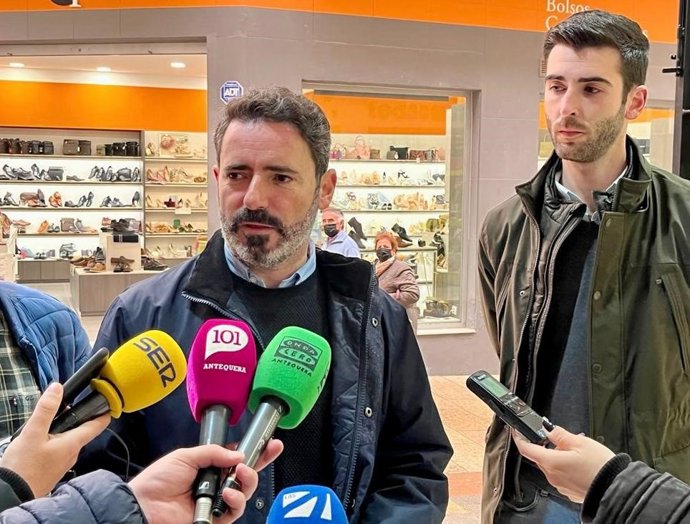 El coordinador general del PP de Málaga, José Ramón Carmona, atiende a los medios