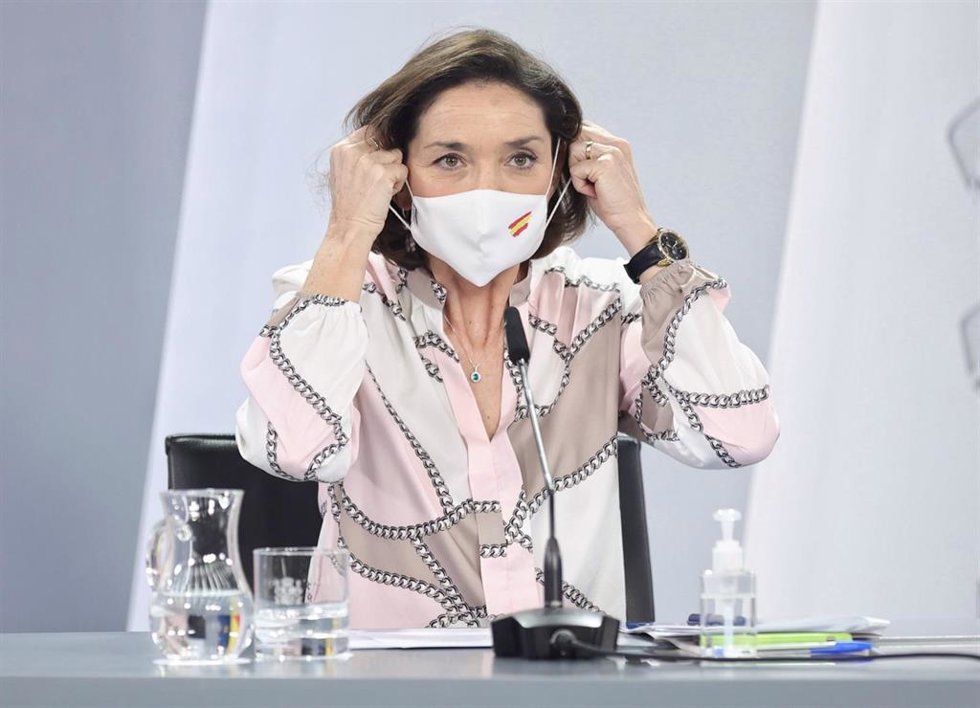 La ministra de Industria, Comercio y Turismo, Reyes Maroto, comparece tras la reunión del Consejo de Ministros en Moncloa, a 15 de marzo de 2022, en Madrid (España).