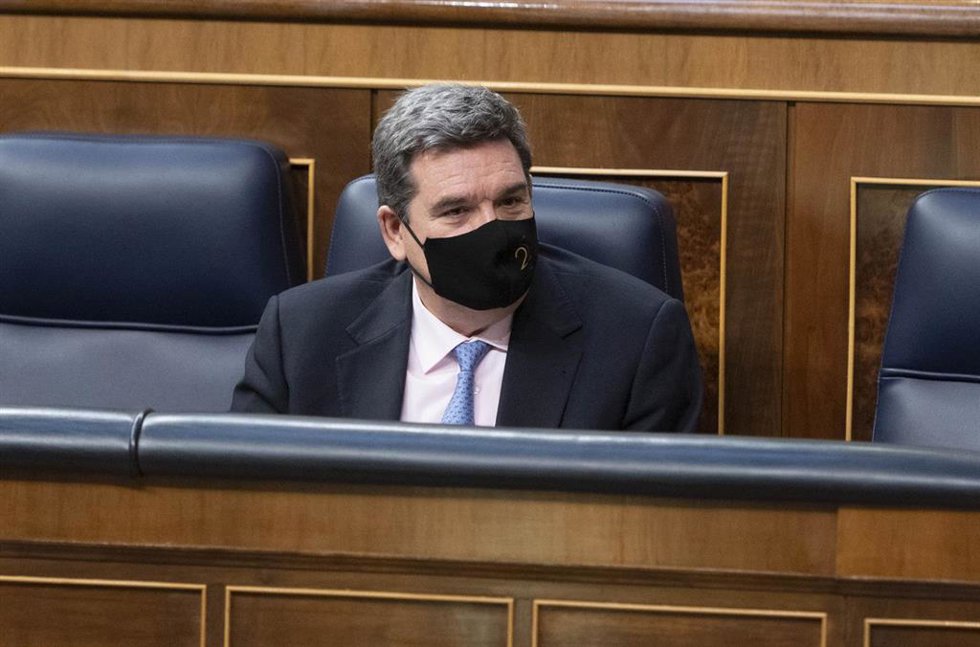 El ministro de Inclusión, Seguridad Social y Migraciones, José Luis Escrivá, en una sesión plenaria en el Congreso 