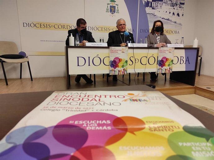 Demetrio Fernández interviene (centro), entre Salvador Ruiz y María José Muñoz.