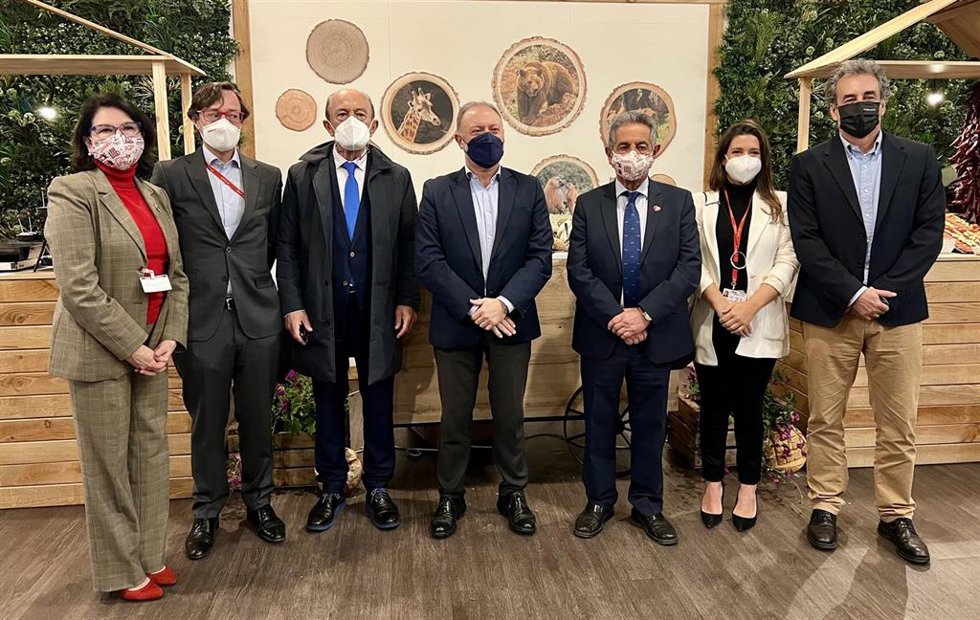 El presidente cántabro, Miguel Ángel Revilla, y el consejero de Turismo, Javier López Marcano, entre otros, participan en la inauguración del córner gastronómico de Cantabria en la Sala VIP de Iberia en el aeropuerto de Barajas