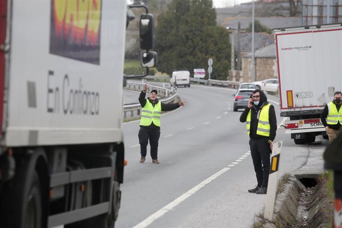 Dos piquetes informan a los transportistas de la huelga en una imagen de archivo.
