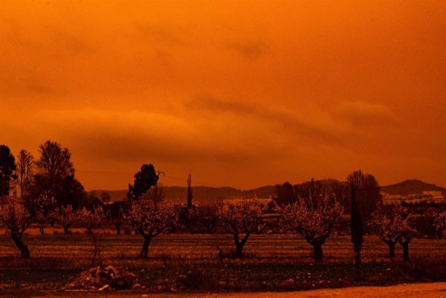 Cielo con tonos rojizos por la llegada de polvo sahariano, a 14 de marzo de 2022, en Navares, Caravaca de la Cruz, Murcia (España).